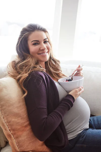 Nie Mogłabym Być Szczęśliwsza Portret Atrakcyjnej Młodej Kobiety Ciąży Jedzącej — Zdjęcie stockowe