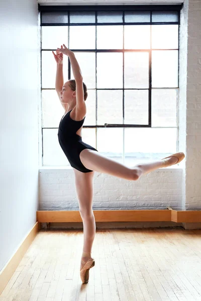 恐れることなく踊りなさい ダンススタジオでバレエを練習している少女が — ストック写真