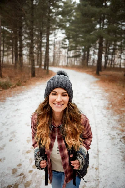 Vamos Brincar Neve Retrato Uma Jovem Mulher Caminhando Deserto Durante — Fotografia de Stock