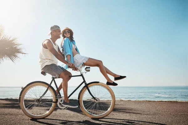 私のより良い半分で夏の楽しみ 遊歩道で一緒に自転車に乗っている若い夫婦が — ストック写真