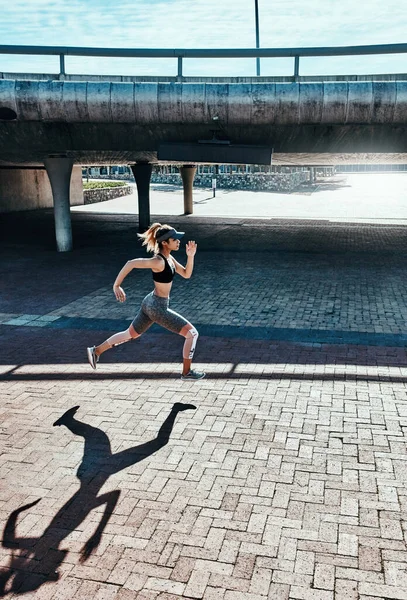 Koşabildiğin Kadar Hızlı Koş Çekici Atletik Genç Bir Kadının Şehirde — Stok fotoğraf