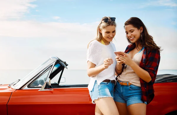 Kilometerlange Lustige Erinnerungen Zwei Freunde Mit Smartphone Auf Sommerlichem Roadtrip — Stockfoto