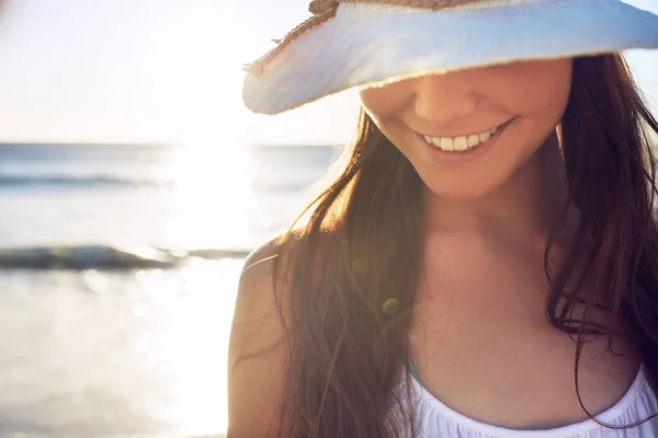 Znajdziesz Mnie Plaży Piękna Młoda Kobieta Spędzająca Dzień Plaży — Zdjęcie stockowe