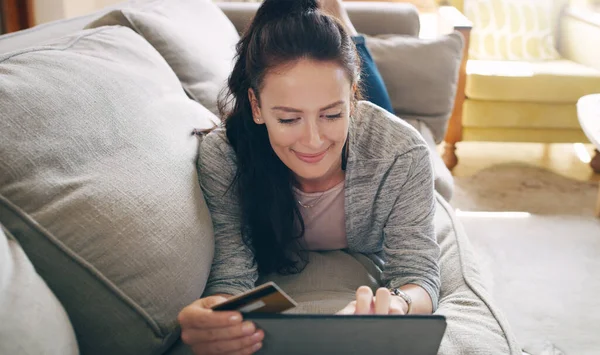Alışverişe Bir Kere Başlarsın Çekici Genç Bir Kadın Dijital Tablet — Stok fotoğraf