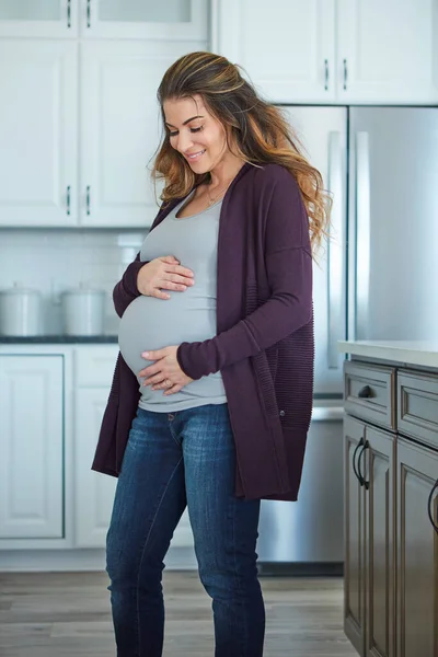 Tolik Lásky Atraktivní Mladá Těhotná Žena Stojící Své Kuchyni Doma — Stock fotografie