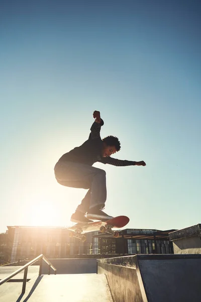 天空是极限 一个年轻人在滑板上玩滑板把戏的全景镜头 — 图库照片
