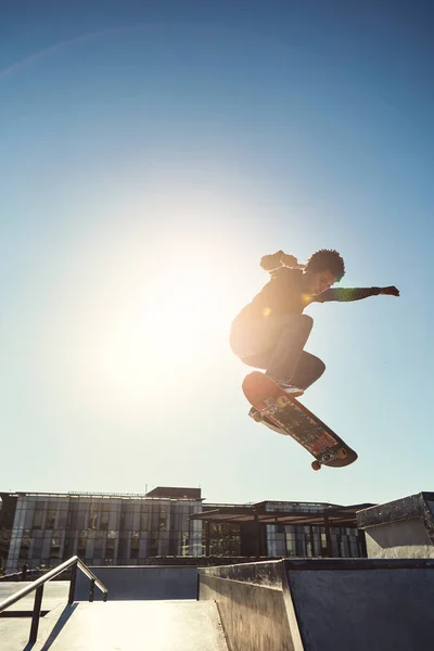 비행기를 다녔어요 스케이트 공원에서 스케이트보드 위에서 트릭을 남자의 — 스톡 사진