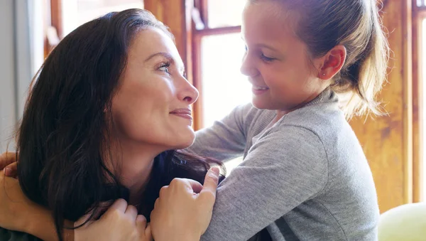 Sån Ängel Kärleksfull Ung Mor Tittar Sin Dotter Medan Tillbringar — Stockfoto