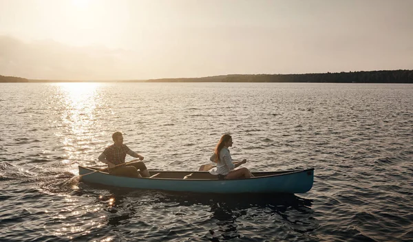 和平是你划船去的地方 一对年轻夫妇在湖上划船 — 图库照片