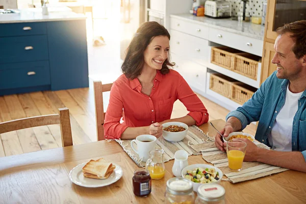 Спасибо Приготовила Завтрак Милая Счастливая Супружеская Пара Наслаждается Завтраком Кухне — стоковое фото