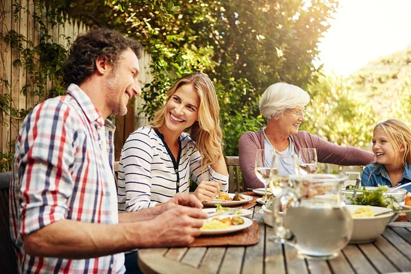 Ailece Vakit Geçirmek Gibisi Yoktur Dışarıda Birlikte Öğle Yemeği Yiyen — Stok fotoğraf