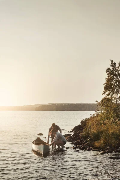 Grab Your Canoe Row Young Couple Going Canoe Ride Lake — Stock Photo, Image
