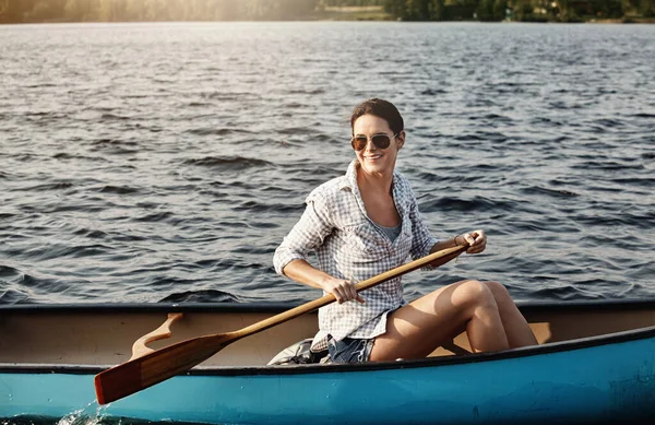 生きることは愛することをしている 湖でカヌーに乗るための魅力的な若い女性 — ストック写真