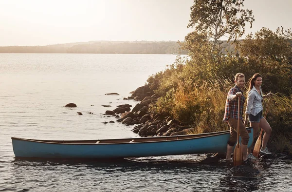 Вони Виїжджають Озеро Портрет Молодої Пари Йде Каное Озері — стокове фото