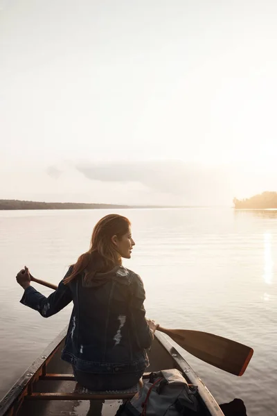殴られたトラックから何を見つけてください 湖でカヌーに乗って楽しむ若い女性のレビューショット — ストック写真