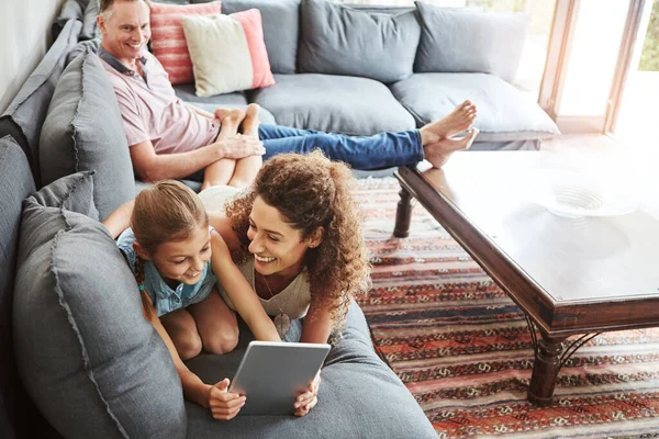 Bonding Browsing Done One Family Using Digital Tablet While Relaxing — Stock Photo, Image
