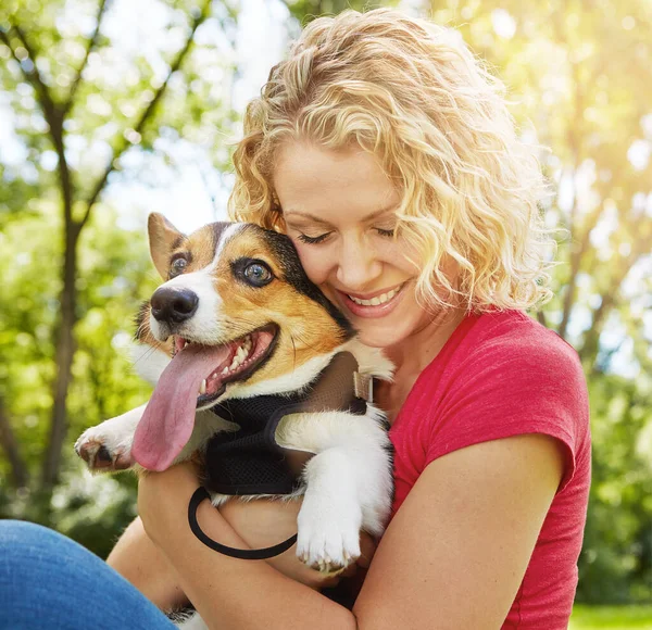 给一只狗你的爱 他也会给你他的 在公园里和她的狗亲近的年轻女人 — 图库照片