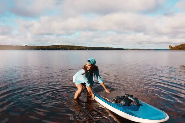 Готовий Трохи Водних Забав Молода Жінка Весло Березі Озера — стокове фото