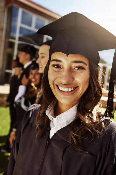 Stolz Auf Den Abschluss Porträt Einer Lächelnden Studentin Abschlusstag Mit — Stockfoto
