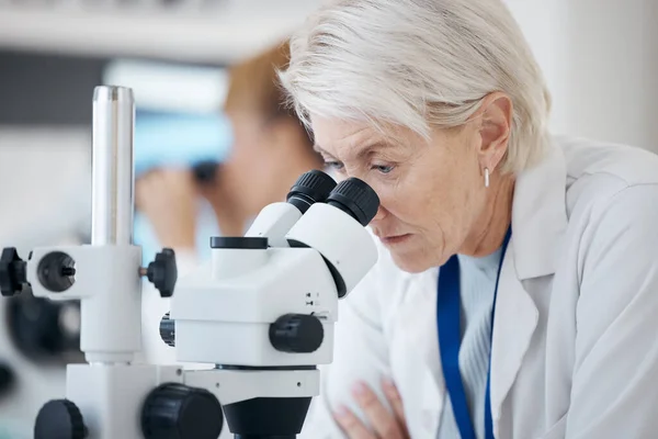 Starsza Kobieta Naukowiec Mikroskop Medycynie Sądowej Badań Odkrywczych Przełomowych Lub — Zdjęcie stockowe