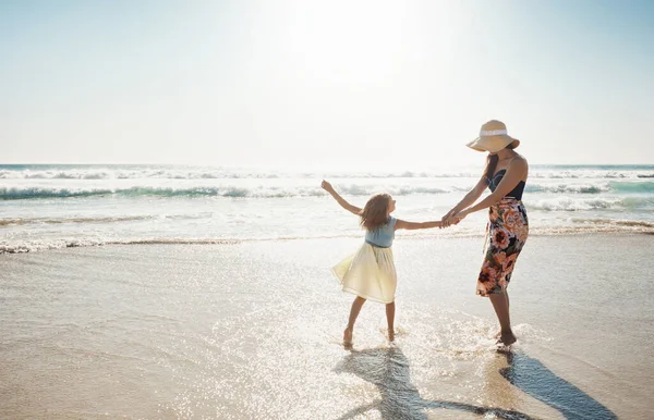 Krásný Den Pláži Matka Její Malá Dcera Sbližují Pláži — Stock fotografie