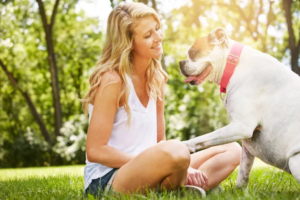 你总能在狗的眼中找到希望 一个年轻的女人在公园里和她的狗呆在一起 — 图库照片
