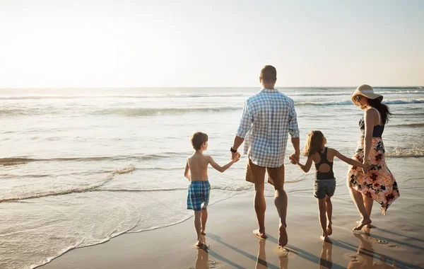 Отличный Способ Закончить Воскресенье Семья Четырех Человек Проводит День Пляже — стоковое фото