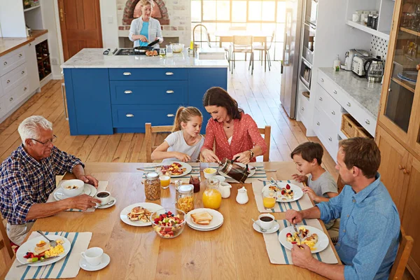 Felicidade Começa Pequeno Almoço Uma Família Multi Geracional Desfrutando Café — Fotografia de Stock