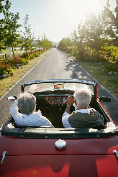 Eine Reise Die Vergangenheit Seniorenpaar Auf Roadtrip — Stockfoto
