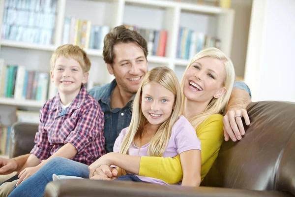 Felicidade Familiar Retrato Uma Família Feliz Passar Tempo Juntos Casa — Fotografia de Stock