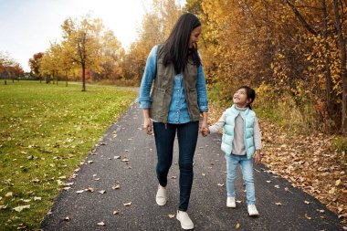 Anneler her zaman saygı duydukları tek kabuktur. Bir anne ve küçük kızı dışarıda yürüyüş yapıyorlar.