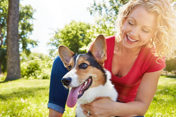 她的狗快乐时 她也快乐 在公园里和她的狗亲近的年轻女人 — 图库照片