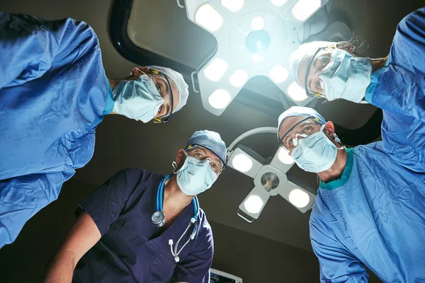 Robiąc Wszystko Możliwe Uratować Życie Niski Kąt Ujęcia Chirurgów Sali — Zdjęcie stockowe