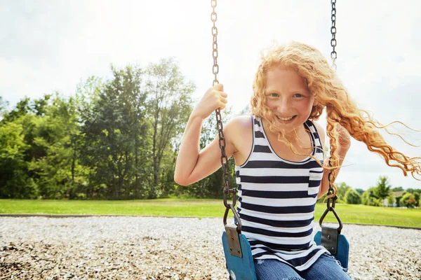 参加するか あなたは楽しみの中で行方不明になります 公園でスイングで遊んでいる若い女の子の肖像画 — ストック写真