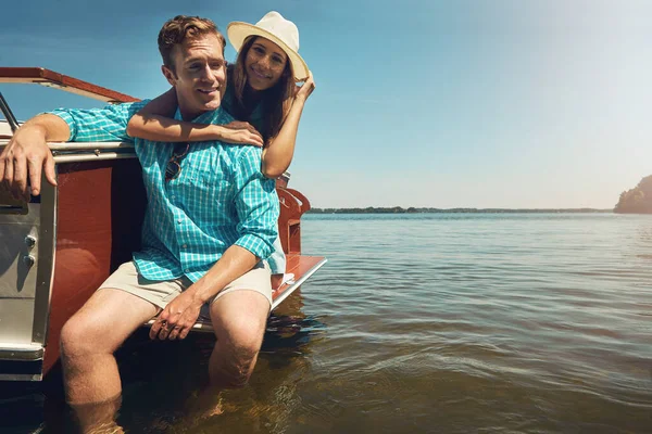 Destaque Suas Férias Passeio Barco Relaxante Retrato Jovem Casal Passando — Fotografia de Stock