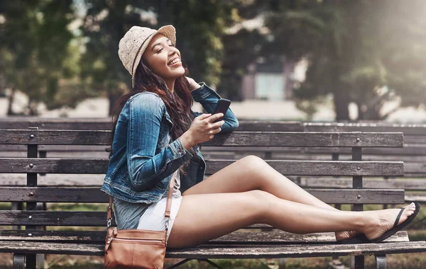 太陽の下で叫んでいる 公園で携帯電話を使っている魅力的な若い女性が — ストック写真