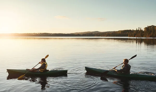 我们为爱和热爱皮划艇而活 一对年轻夫妇在室外湖上划船 — 图库照片