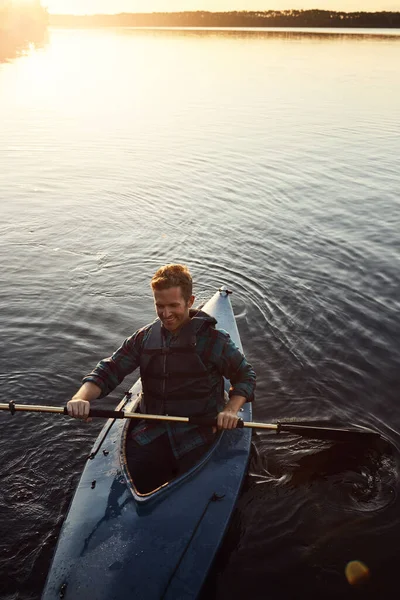 Vida Comienza Cuando Empiezas Remar Alto Ángulo Tiro Joven Kayak — Foto de Stock