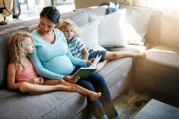 Doet Het Geweldig Als Moeder Een Zwangere Vrouw Die Thuis — Stockfoto