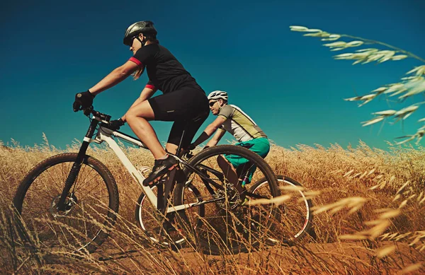 Par Der Rider Sammen Bliver Sammen Cyklister Cykling Landet - Stock-foto