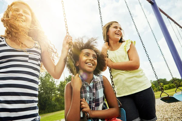 Hagámoslo Día Diversión Chicas Jóvenes Jugando Los Columpios Parque —  Fotos de Stock