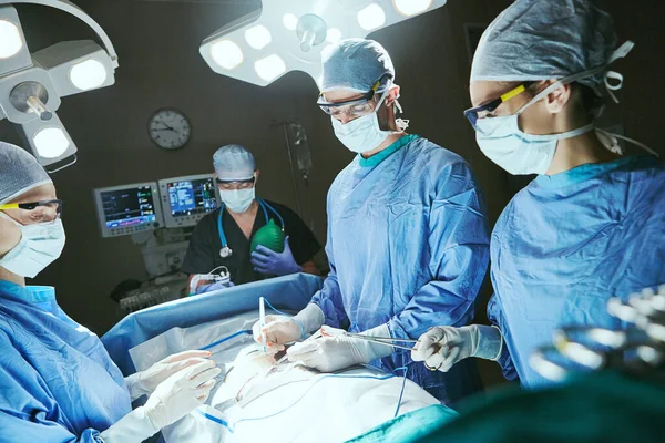 Bazen Ameliyat Tek Çözümdür Ameliyathanede Cerrahlar — Stok fotoğraf