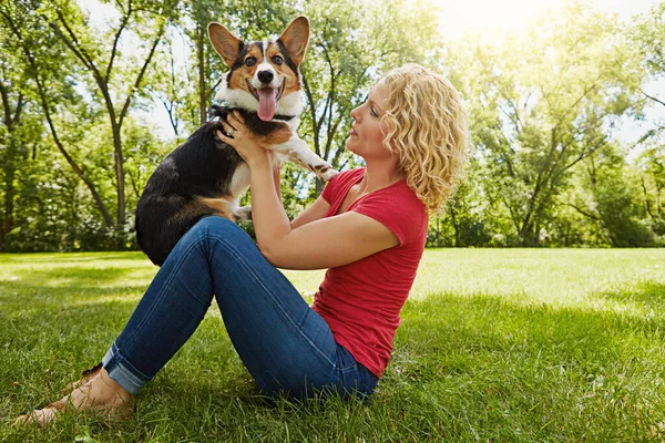 Hacerle Saber Perro Cuánto Ama Una Joven Ligada Perro Parque — Foto de Stock
