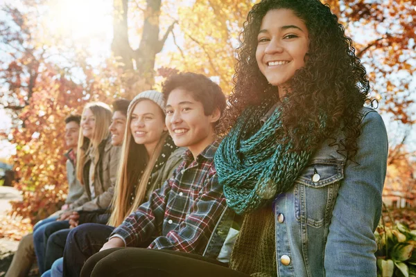 Ξέρουν Ακριβώς Πώς Κάνουν Χαμογελάσω Πορτρέτο Μιας Ομάδας Νεαρών Φίλων — Φωτογραφία Αρχείου