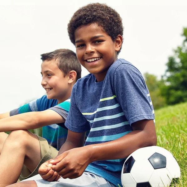 最好的日子是足球 两个小男孩在公园里踢足球 — 图库照片