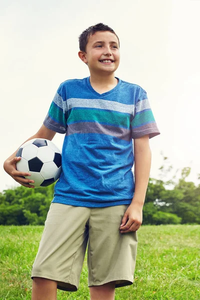 足球明星正在酝酿中 一个在公园里踢足球的小男孩 — 图库照片