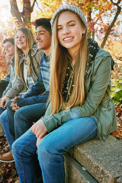 Estes Tipos São Melhores Retrato Grupo Jovens Amigos Desfrutando Dia — Fotografia de Stock