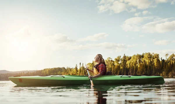 私はこの旅行を終わらせたくない 湖でカヌーに乗るための魅力的な若い女性 — ストック写真