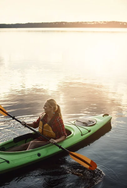 Melhora Cada Remo Uma Jovem Atraente Para Passear Canoa Lago — Fotografia de Stock