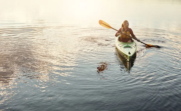 Burning Boredom Some Calories Attractive Young Woman Out Canoe Ride — Stock Photo, Image